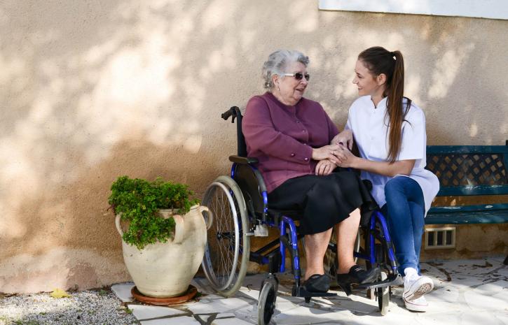 Jakiej opieki potrzebują seniorzy z problemami motorycznymi?